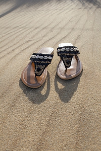 沙上左拖鞋图片