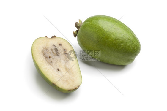 白色背景的全盘和半新鲜的Feijoa水果图片