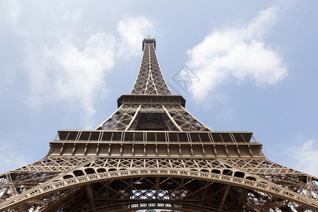 Eiffel塔台从法国巴黎下方观测到图片素材