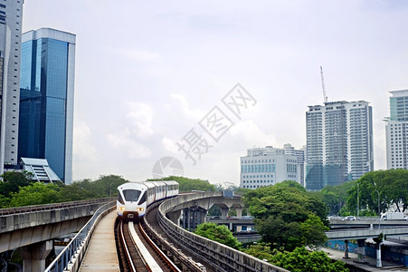 城市建筑图片马来西亚吉隆坡地铁和高楼办公的城市风景背景