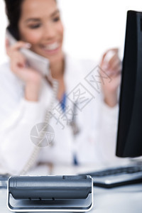 焦点电话医生用白色背景与它交谈图片