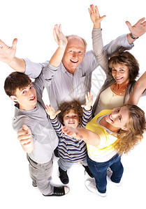 空中观望着快乐的家庭举起双臂看着镜头图片