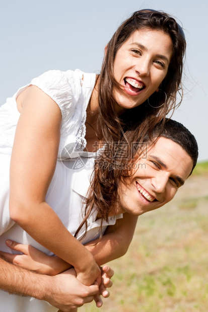 笑的年轻夫妇搭载侧面视图图片
