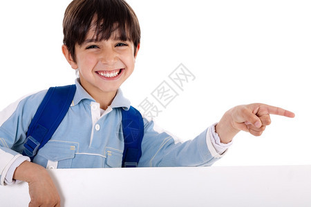 快乐的小男孩指着在孤立的白色背景上复制树脂图片