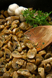烤烧烤煮熟的蘑菇有大蒜背景