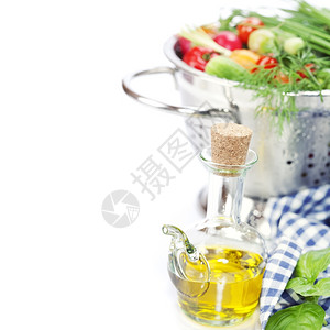 以金属椰干和橄榄油制成的新鲜蔬菜白上覆橄榄油图片