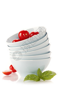 碗和新鲜西红柿堆在白色之上图片