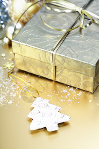 金礼品盒配丝带和圣诞节装饰品图片