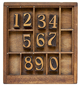 10个阿拉伯数字0至9个用黑色墨水染的旧木纸质压条在旧拼写器中用分隔符涂色图片