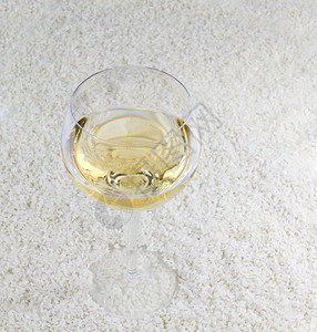 玻璃中美亚洲大米酒背景是稻谷图片