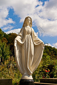 蓝天上圣玛丽的雕像图片