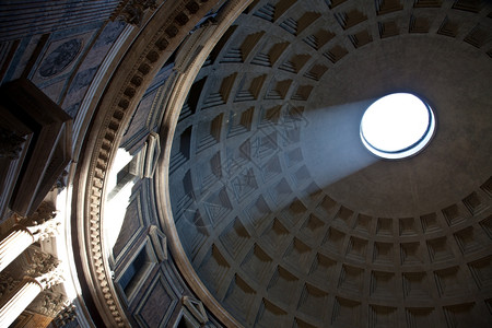 罗马的一神殿由顶端的光照亮背景图片