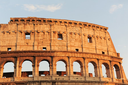 古老的董外表位于意大利罗马蓝天空背景的欧洲角斗场图片