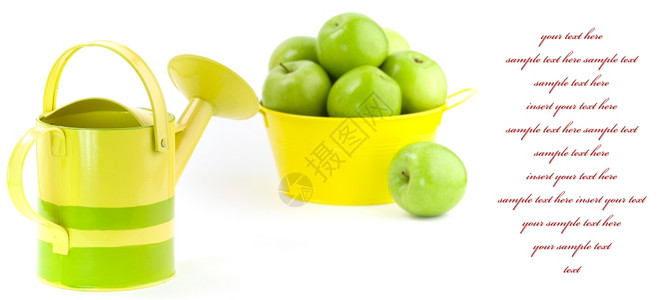 绿色苹果黄桶和白背景的浇水罐图片