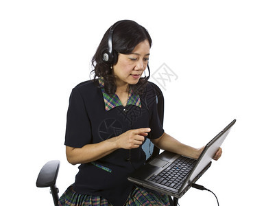 手戴耳盔笔记本电脑和白背景办公椅的亚洲妇女图片