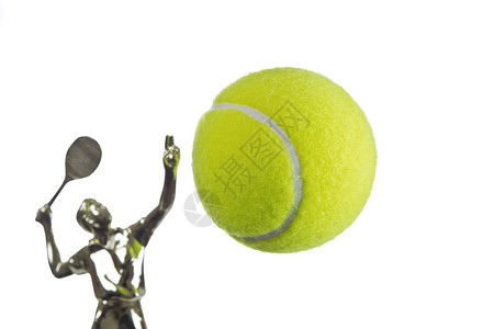 网球在白底的奖杯中被淘汰了高清图片