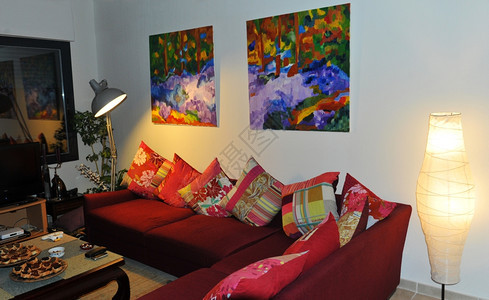 室内舒适红色沙发和墙上的照片图片