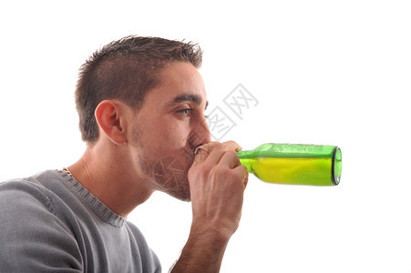 一个在瓶子里喝啤酒的年轻人背景图片