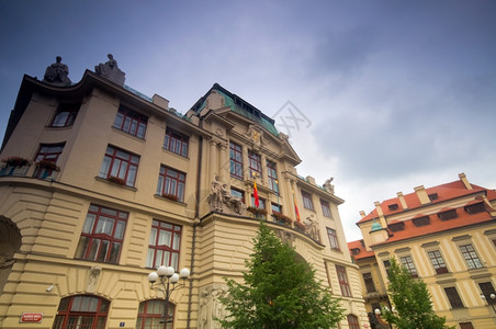 布拉格旧的迷人建筑和蓝色天空背景图片