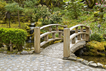 日本花园的木环桥跨越流图片素材