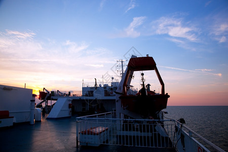 船甲板视图海洋日落时的图片