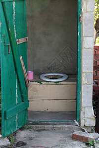 旧式户外厕所图片