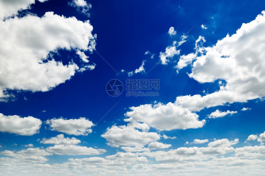 青蓝的天空覆盖着飘的云雾