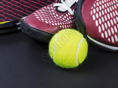 网球鞋新黑背景的拍打图片