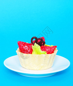 蓝色背景的新鲜水果蛋糕片图片