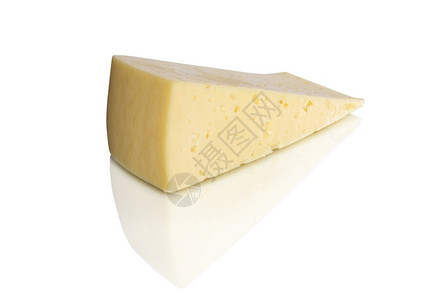 白上孤立的奶酪片背景图片