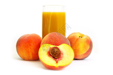 桃子果汁玻璃杯在白色背景上鲜制桃子汁背景