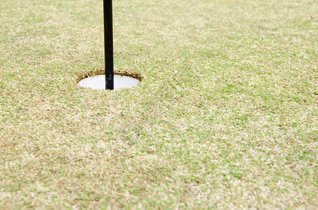 高尔夫球场上的空洞图片