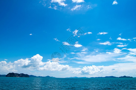 海面上空的蓝色云天背景图片