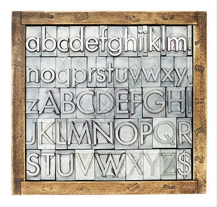 英文字母表以白色隔开的木盒子中旧金属纸质条形板块图片