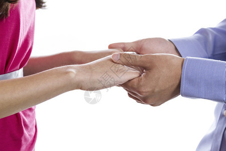 横向照片重点是在白色上孤立的手握年轻夫妇图片