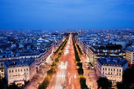 在法国巴黎夜晚的ArcdeTriomphe街的ChampsElysees大街上浏览图片