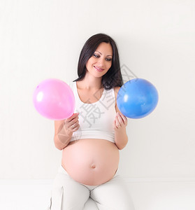 使用蓝色和粉气球的孕妇图片