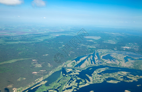 无人机在高空中拍摄大地景色图片