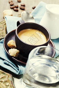新鲜咖啡牛奶水和白糖的托盘图片