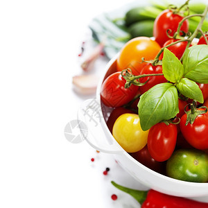 以白色背景的椰山为白杂类多彩番茄和蔬菜健康饮食概念图片