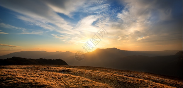 日落在克里米亚Chatyrdag山上图片