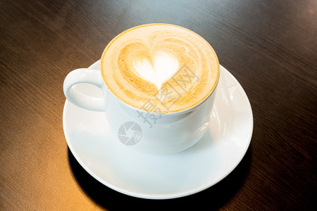 一杯含心脏符号的拿铁咖啡图片