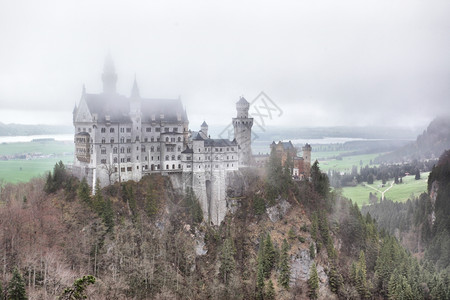 德国雾中的纽施旺斯坦城堡图片