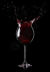 黑底酒杯上的葡萄喷溅图片