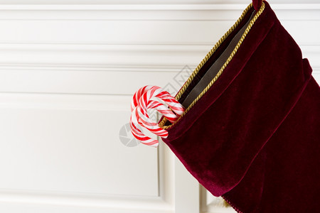 圣诞丝袜的横向照片挂在壁炉上真正的糖果杖挂在外面图片