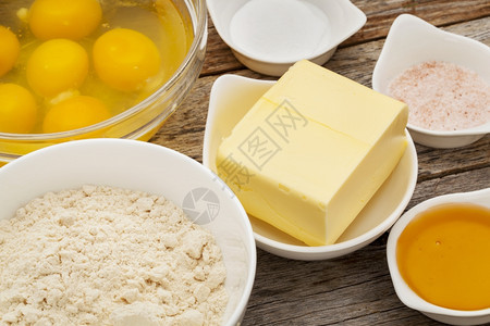 鸡蛋椰子面粉黄油蜂蜜盐烤粉图片