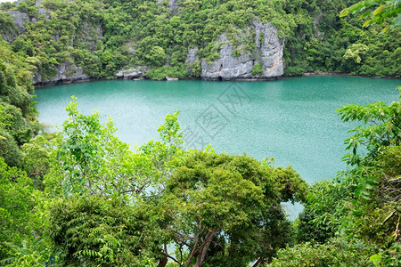 MooKohAngTong公园中称为TalayNai的环礁湖图片