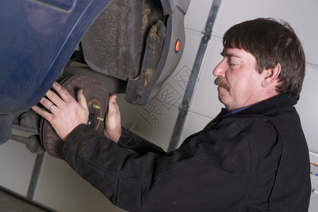修理工在修理汽车刹车问题图片
