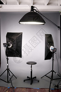 两根主要灯一盏发光在工作室内用灰色无缝的凳子摆起高清图片