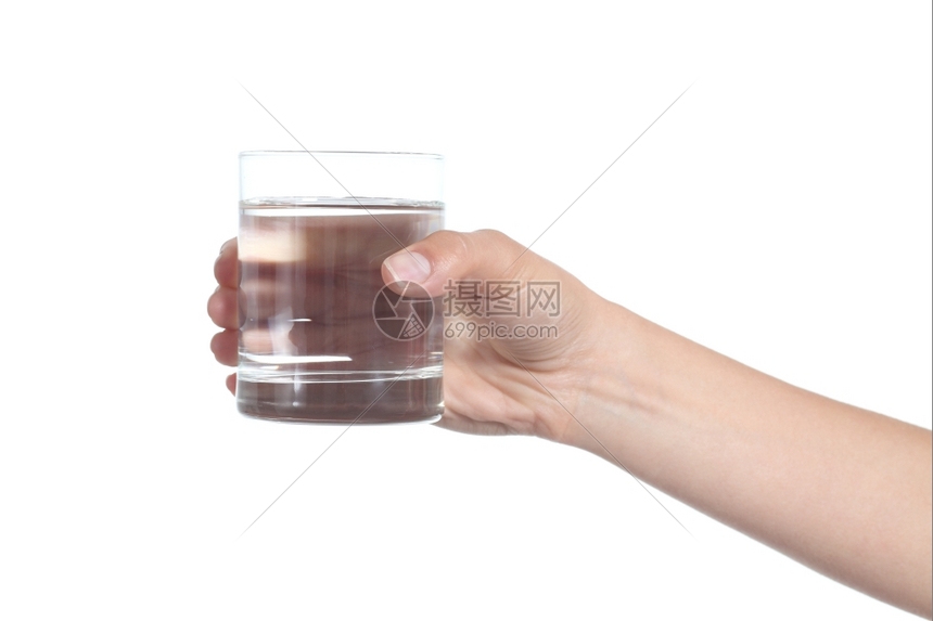 妇女手握着玻璃杯在白色背景上与水隔绝